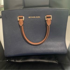 Michael Kors Bag that has only been used 2-3 times ever. Super spacious and cute